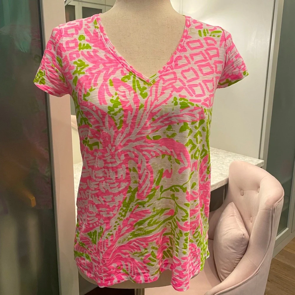 Lilly Pulitzer lightweight V neck Tee - Picture 1 of 8